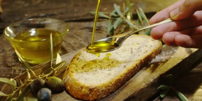Olivový olej na lžicce a chléb