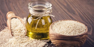 Sezamová semínka a olej ve sklence