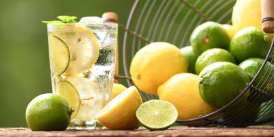 Limetky, citrony a nápoj s nimi