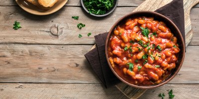 Miska rajčatovo-fazolové směsi s kousky klobásy