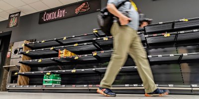 Prázdné regály supermarketu Penny 