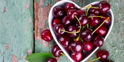 Třešně v misce ve tvaru srdce