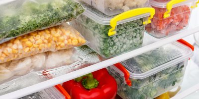 Zelenina v zamrazovacích sáčcích a dózách