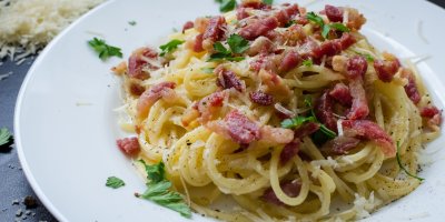 Těstoviny se slaninou a parmazánem