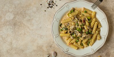 Těstoviny s žampiony a hráškem, česnek