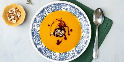 Mrkvové pyré na talíři a vedle oříšky