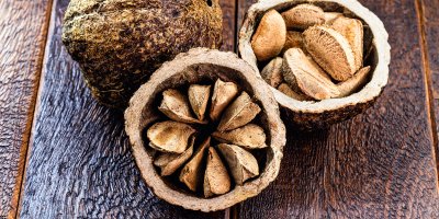 Rozpůlený para ořech nabízí pohled na semínka ukrytá uvnitř slupky