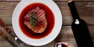 Grilovaný steak s omáčkou z červeného vína