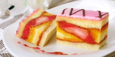 Dva punčové řezy na talíři