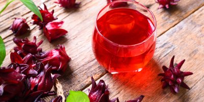 Ibiškový čaj ve sklenici, květy ibišku