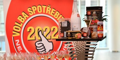 Vítězné produkty s nálepkou „Volba spotřebitelů 2022“ a cedule s logem soutěže