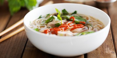 Miska thajské nudlové polévky se zeleninou a chilli omáčkou