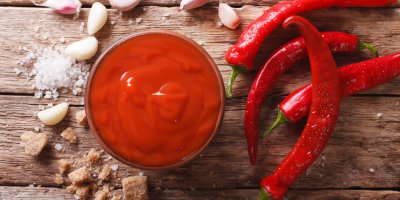 Miska domácí Sriracha omáčky s česnekem, solí a červenými chilli papričkami