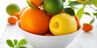 Pomeranče, citron a limeta v misce