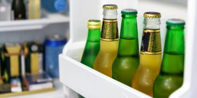 Lahve piva ve dveřích lednice