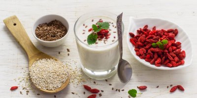 Miska sušené kustovnice, sklenice s jogurtem a semínka