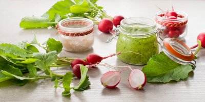 Pesto ve sklenici, ředkvičky