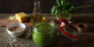 Pesto v uzavíratelné skleničce, špenát, piniové oříšky, česnek, sýr, olej