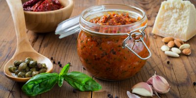 Pesto ze sušených rajčat v uzavíratelné sklenici, kapary, česnek, sýr, bazalka, mandle, sušená rajčata