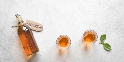 Kombucha ve skleněné lahvi a ve dvou sklenicích