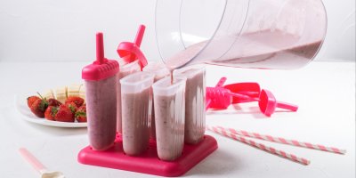 Šest formiček na nanuky, do kterých se vlévá zmrzlinová směs, jahody, banány