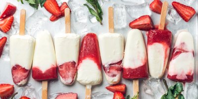 Osm nanuků s jahodami a mascarpone, jahody, led, máta