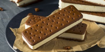 Klasická kakaová sušenka a uprostřed zmrzlina