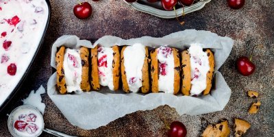 Zmrzlina s višněmi uprostřed cookies s čokoládou