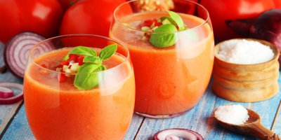 Dvě skleničky s gazpachem, sůl, cibule, rajčata