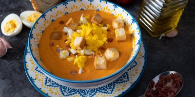 Polévka salmorejo s vajíčkem, šunkou a chlebovými krutony