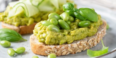 Pečivo s rozmixovanými i celými fazolemi nahrazujícími avokádový krém