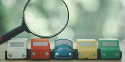 Dřevěná autíčka a lupa