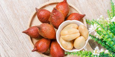 Salaky se slupkou na talíři, oloupané salaky v mističce