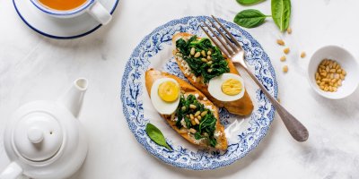 Namazaná bagetka se špenátem, vejcem a piniovými oříšky