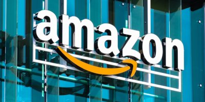 Logo Amazonu na budově