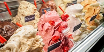 Zmrzlinový pult s nabízenými různými druhy