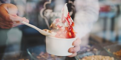 Servírovaný mražený jogurt v kelímku