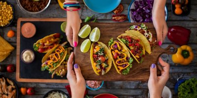 Mexické plněné tacos na dřevěném prkénku