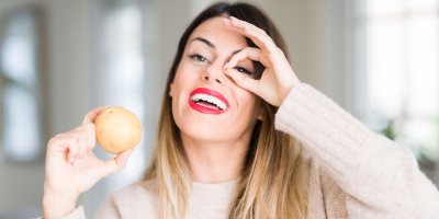 Žena drží bramboru