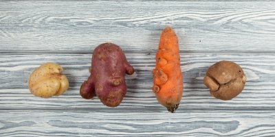 Podivně tvarované brambory a mrkev