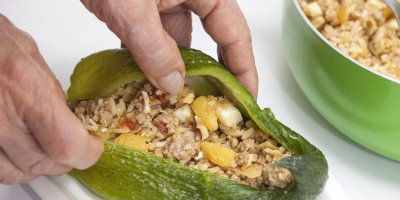 Člověk plní ačokču rýžovou směsí