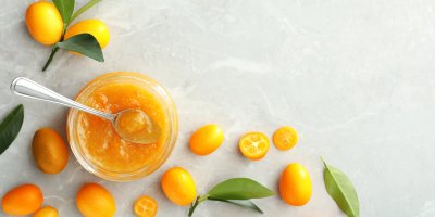 Marmeláda z kumkvatů, kumkvaty, listy, lžička