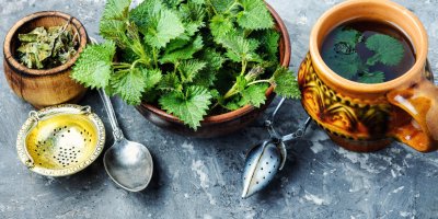 Kopřiva v misce, kopřivový čaj v hrnku