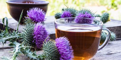 Ostropestřec a čaj v průhledném hrnku