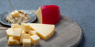 Kousky eidamu a hořčice