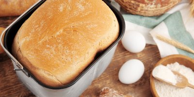 Upečený chléb v domácí pekárně, vejce, mouka