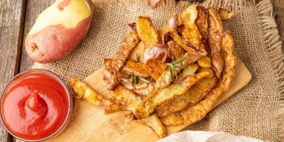 Chipsy ze slupek od brambor a kečup