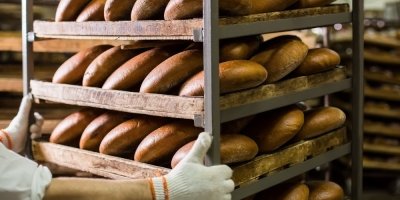 Chleby na vozíku v pekařství