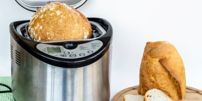 Chleba v domácí pekárně, chleba na prkénku