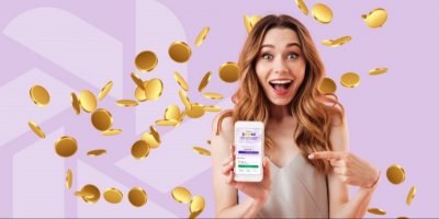 Žena doporučující mobilní aplikace, s níž jde ušetřit